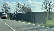 Tir si ribalta nel fosso e disperde un intero carico di vernici