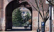 Avvocato aggredito a pugni fuori dal tribunale