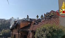 Camino difettoso: a fuoco il tetto di un'abitazione