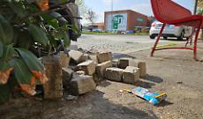 Cubetti di porfido abbandonati in corso Torino