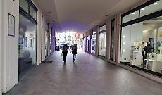 Insulti, schiaffi agli anziani, salti sui tavoli del dehor, immondizia davanti ai negozi: il gruppo di "maranza" si allarga