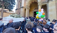 &laquo;Melissa vittima dell'incoscienza umana&raquo;: addio alla ragazzina fra palloncini e peluches