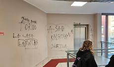 Le scritte ricomparse sui muri del Movicentro