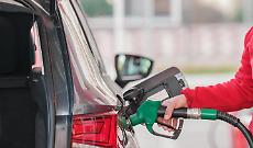 Petrolio in calo, ma carburanti ancora alle stelle