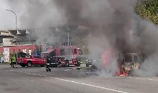 Avvertono un automobilista che escono fiamme dalla sua vettura mentre viaggia e lo salvano