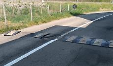 Linea bianca su asfalto da rally, la segnaletica che fa discutere in via Ticino