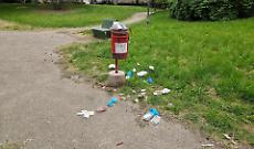Il parco Biberach a rischio, l'incivilt&agrave; trasforma l'area verde davanti all'ex Maternit&agrave; in discarica a cielo aperto