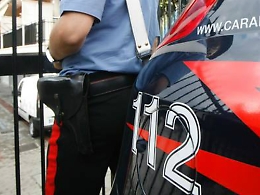 Gli amici del bar gli rubano il bancomat: denunciati