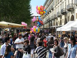 Asti: la Carolingia sfida il maltempo e anima il centro storico