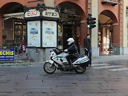 Asti, auto sospetta sotto il cavalcavia Giolitti: la polizia municipale denuncia un 27enne