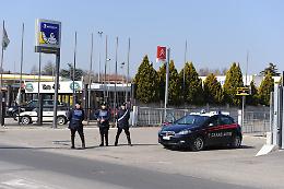 Pistola modificata e paletta della Finanza: denunciato