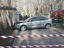 Auto contro bus e bagno pubblico in piazza del Palio