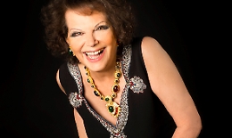 Claudia Cardinale sul palco del Teatro Alfieri