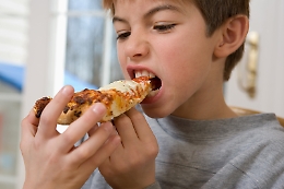 Bimbo rischia la vita per un boccone di pizza