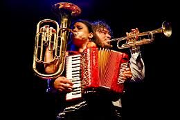 Spettacolo per famiglie con acrobazie e musica