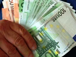 Amante ricattato dall'ex che incassa assegni per 90 mila euro