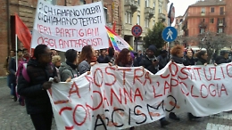 Corteo antifascista sfida la pioggia e sfila in citt&agrave;