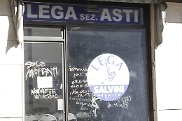 Vandali alla sede della Lega: imbrattate le vetrine e la porta