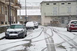 La neve ha avvolto la citt&agrave;: mezzi spargisale al lavoro, traffico a rilento