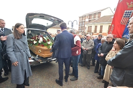 Una marea di gente per dare l'ultimo saluto a Roberto Guazzo