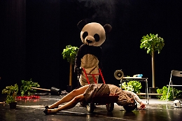 In scena la danza acrobatica tra sogno e veglia