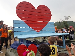 Inaugurata la panchina gigante del cuore