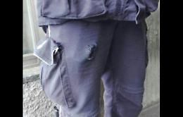 Agenti penitenziari con le divise e le scarpe bucate