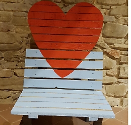 A Monastero si inaugura la panchina a forma di cuore