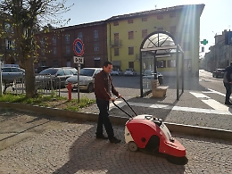 Sindaco al lavoro con la spazzatrice
