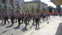 Sfilata di Penne Nere e bambini per festeggiare i 70 anni degli Alpini di Motta