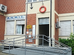 Finge di essere il fratello disabile per ottenere l'accompagnamento