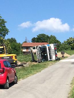 Camion si ribalta in cantiere: autista portato via in eliambulanza