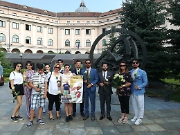 Rose bianche davanti al tribunale per chiedere giustizia per Gorancho