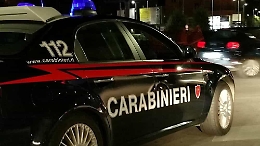 Ubriaco alla guida di un'auto rubata aggredisce i carabinieri che lo fermano