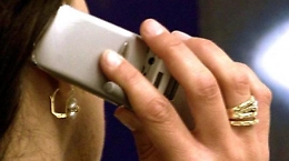 Scippata mentre era al telefono con il fidanzato: due arresti