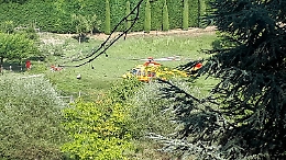 Annega nella piscina: l'amica cerca di salvarlo e ora lotta per la vita