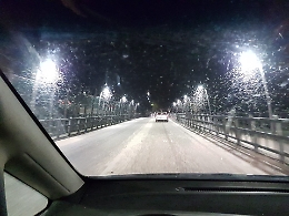 Le "effimere" formano un velo di neve d'estate dopo il volo nuziale sul ponte