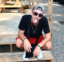 Mahico, pronto per il palco, sognando la vita da rapper