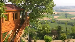 Vivere in una casa di vetro o dormire sospeso tra gli alberi in Monferrato