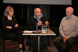 Dall'acqua ai crostacei, i pericoli a tavola legati all'invasione della plastica