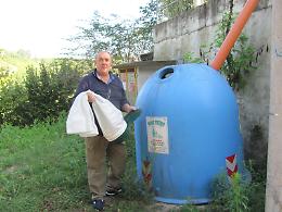 Con l'Imbuttavetro niente pi&ugrave; bottiglie una ad una nella campana del vetro