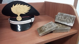 Troppo nervoso al posto di blocco: i carabinieri gli trovano mezzo chilo di hashish sotto il sedile dell'auto