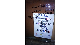 Asti, imbrattata la bacheca che critica il razzismo