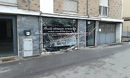 Un'auto finisce contro la vetrina delle onoranze funebri