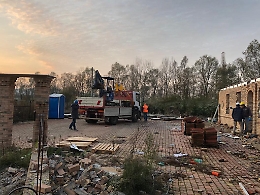 Asti: ruspe in azione per demolire villetta abusiva in via Cuneo