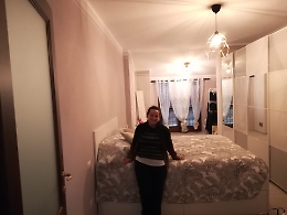 Un anno dopo l'incendio, la famiglia aiutata dal paese torna a vivere nella propria casa