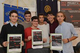 Aperitivo benefico e party per aiutare il "Monti" a ricomprare i computer