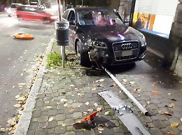 In corso Matteotti evita un'auto e finisce sul marciapiede