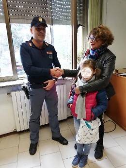 In Questura restituiti a una straniera documenti e denaro persi