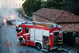 Salvati dall'auto in fiamme da poliziotto della Stradale